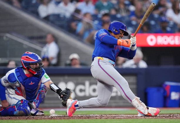 June 30, 2026, Toronto, On, CANADA: New York Mets Francisco Lindor (right) fouls off a pitch in front of Toronto Blue Jays catcher Alejandro Kirk (30) during sixth inning MLB, Baseball Herren, USA baseball action in Toronto on Tuesday, June 30, 2026. Canada News - June 30, 2026  - ZUMAc35_ 20260630_zaf_c35_081 Copyright: xNathanxDenettex