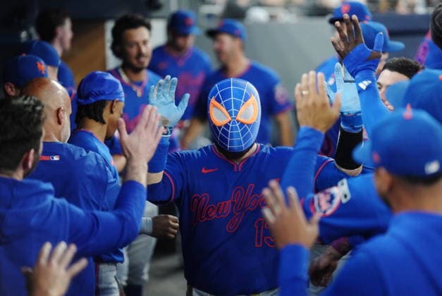 Sport Bilder des Tages #3 June 30, 2026, Toronto, On, CANADA: New York Mets Luis Torrens (13) celebrates his solo home run against the Toronto Blue Jays with teammates during seventh inning MLB, Baseball Herren, USA baseball action in Toronto on Tuesday, June 30, 2026. Canada News - June 30, 2026  - ZUMAc35_ 20260630_zaf_c35_082 Copyright: xNathanxDenettex