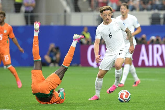 Côte d Ivoire Vs Norway in Dallas - 30 Jun 2026 Nicolas Pepe (L) of Côte d Ivoire men football team and Patrick Berg (R) of Norway men football team seen in action during the FIFA World Cup, WM, Weltmeisterschaft, Fussball 2026 Round of 32 match between Côte d Ivoire and Norway held at the Dallas Stadium. Final score; Côte d Ivoire 1:2 Norway. Dallas United States Copyright: xLuisxVeniegrax xSOPAxImagesx 20260630_FIFAWC26_LuisVeniegra8046