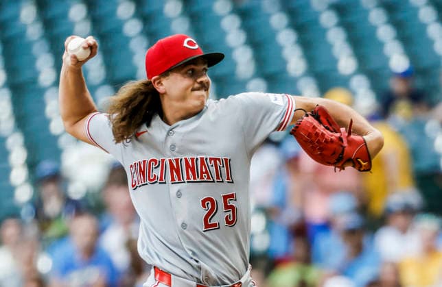 Cincinnati Reds starting pitcher Rhett Lowder throws in the first inning of the MLB, Baseball Herren, USA game between the Cincinnati Reds and the Milwaukee Brewers at American Family Field in Milwaukee, Wisconsin on Tuesday, June 30, 2026.  MIL20260630808 TANNENxMAURY