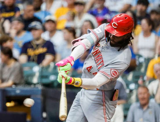 Cincinnati Reds short stop Elly de la Cruz hits a double in the fifth inning of the MLB, Baseball Herren, USA game between the Cincinnati Reds and the Milwaukee Brewers at American Family Field in Milwaukee, Wisconsin on Tuesday, June 30, 2026.  MIL20260630824 TANNENxMAURY