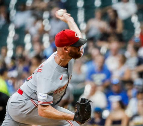 Cincinnati Reds relief pitcher Caleb Ferguson throws in the sixth inning of the MLB, Baseball Herren, USA game between the Cincinnati Reds and the Milwaukee Brewers at American Family Field in Milwaukee, Wisconsin on Tuesday, June 30, 2026.  MIL20260630829 TANNENxMAURY
