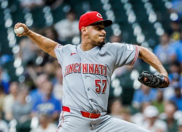 Cincinnati Reds relief pitcher Julian Garcia throws in the sixth inning of the MLB, Baseball Herren, USA game between the Cincinnati Reds and the Milwaukee Brewers at American Family Field in Milwaukee, Wisconsin on Tuesday, June 30, 2026.  MIL20260630831 TANNENxMAURY