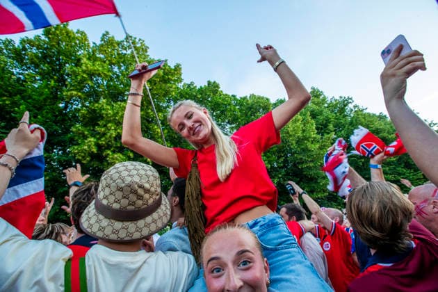 Fotball-VM 2026: Elfenbenskysten - Norge Oslo 20260630. Norske fans feirer pa slottsplassen og Karl Johans gate etter seier i 16-delsfinalen mellom Elfenbenskysten og Norge under fotball-VM 2026. Foto: Trond R. Teigen NTB Oslo Norge EDITORIAL USE ONLY. RESTRICTED USE FOR BETTING COMPANIES Ref:_SPOw5W9LVs14vE.jpg *** 2026 World Cup Ivory Coast Norway Oslo 20260630 Norwegian fans celebrate on the Palace Square and Karl Johans Gate after Norway’s victory in the round of 16 match between Ivory Coast and Norway during the 2026 World Cup. Photo: Trond R Teagain NTB Oslo Norway EDITORIAL USE ONLY RESTRICTED USE FOR BETTING COMPANIES  Copyright: xTrondxR.xTeigenx xNTBx