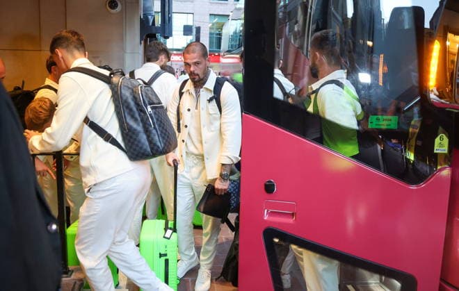 Toronto, 300626. The arrival of the Croatian football team at the hotel on the eve of the match with Portugal. In the photo: omonik Kotarski. Photo: Boris Kovacev CROPIX Copyright: xxBorisxKovacevx toronto_dolazak12-300726