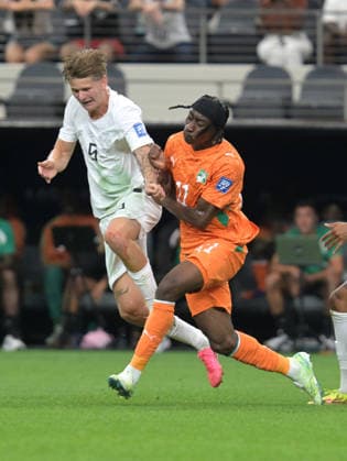 June 30, 2026, Dallas, Texas, United States: David Moller Wolfe (L) of Norway men football team and Yan Diomande (R) of CÃ te d Ivoire men football team seen in action during the FIFA World Cup, WM, Weltmeisterschaft, Fussball 2026 Round of 32 match between CÃ te d Ivoire and Norway held at the Dallas Stadium. Final score; CÃ te d Ivoire 1:2 Norway. CÃ Te D Ivoire Vs Norway In Dallas - 30 Jun 2026  - ZUMAs197 20260630_aaa_s197_122 Copyright: xLuisxVeniegrax