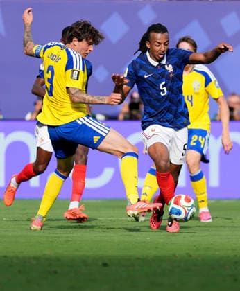 (260701) -- NEW YORK, July 1, 2026 -- Jules Kounde (front R) of France vies with Victor Nilsson Lindel?f (L) of Sweden during the round of 32 match between France and Sweden at the 2026 FIFA World Cup, WM, Weltmeisterschaft, Fussball at the New York New Jersey Stadium, the United States, June 30, 2026. ) (SP)U.S.-NEW YORK-FOOTBALL-FIFA WORLD CUP-ROUND OF 32-FRA VS SWE LuixSiuxWai 