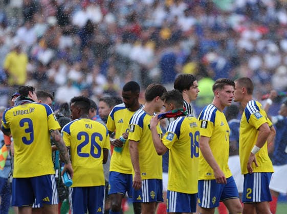 (260701) -- NEW YORK, July 1, 2026 -- Players of Sweden rest in the hydration break during the round of 32 match between France and Sweden at the 2026 FIFA World Cup, WM, Weltmeisterschaft, Fussball at the New York New Jersey Stadium, the United States, June 30, 2026. ) (SP)U.S.-NEW YORK-FOOTBALL-FIFA WORLD CUP-ROUND OF 32-FRA VS SWE HuxXingyu 