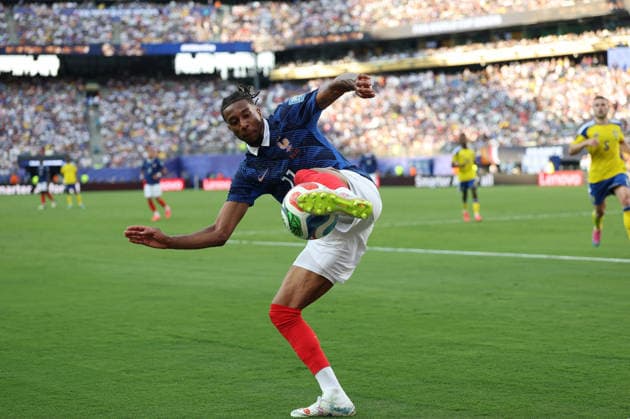 (260701) -- NEW YORK, July 1, 2026 -- Michael Olise of France competes during the round of 32 match between France and Sweden at the 2026 FIFA World Cup, WM, Weltmeisterschaft, Fussball at the New York New Jersey Stadium, the United States, June 30, 2026. ) (SP)U.S.-NEW YORK-FOOTBALL-FIFA WORLD CUP-ROUND OF 32-FRA VS SWE HuxXingyu 