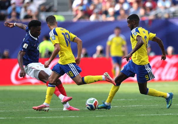 (260701) -- NEW YORK, July 1, 2026 -- Yasin Ayari (C) of Sweden vies for the ball during the round of 32 match between France and Sweden at the 2026 FIFA World Cup, WM, Weltmeisterschaft, Fussball at the New York New Jersey Stadium, the United States, June 30, 2026. ) (SP)U.S.-NEW YORK-FOOTBALL-FIFA WORLD CUP-ROUND OF 32-FRA VS SWE HuxXingyu 