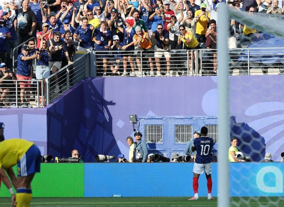 (260701) -- NEW YORK, July 1, 2026 -- Kylian Mbappe of France celebrates with fans after scoring during the round of 32 match between France and Sweden at the 2026 FIFA World Cup, WM, Weltmeisterschaft, Fussball at the New York New Jersey Stadium, the United States, June 30, 2026. ) (SP)U.S.-NEW YORK-FOOTBALL-FIFA WORLD CUP-ROUND OF 32-FRA VS SWE HuxXingyu 