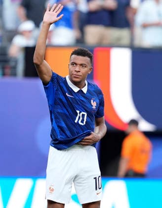 (260701) -- NEW YORK, July 1, 2026 -- Kylian Mbappe of France greets spectators after the round of 32 match between France and Sweden at the 2026 FIFA World Cup, WM, Weltmeisterschaft, Fussball at the New York New Jersey Stadium, the United States, June 30, 2026. ) (SP)U.S.-NEW YORK-FOOTBALL-FIFA WORLD CUP-ROUND OF 32-FRA VS SWE LuixSiuxWai 