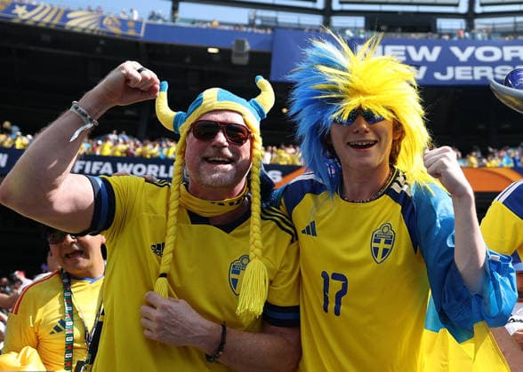 (260701) -- NEW YORK, July 1, 2026 -- Fans of Sweden cheer for the team during the round of 32 match between France and Sweden at the 2026 FIFA World Cup, WM, Weltmeisterschaft, Fussball at the New York New Jersey Stadium, the United States, June 30, 2026. ) (SP)U.S.-NEW YORK-FOOTBALL-FIFA WORLD CUP-ROUND OF 32-FRA VS SWE HuxXingyu 