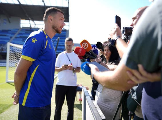 FIFA World Cup, WM, Weltmeisterschaft, Fussball 2026: Media day for Bosnia and Herzegovina in San Jose, California SAN JOSE, CALIFORNIA - JUNE 30: Edin Dzeko of team Bosnia Herzegovina speaks to press at PayPal Park in San Jose on June 30, 2026 before training session ahead of the 2026 FIFA World Cup Round 32 match between USA vs Bosnia and Herzegovina at the San Francisco Stadium (Levi s Stadium) in Santa Clara, California, United States. Tayfun Coskun Anadolu California United States. Editorial use only. Please get in touch for any other usage.  Copyright: x2026xAnadoluxTayfunxCoskunx