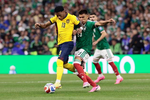 FIFA World Cup, WM, Weltmeisterschaft, Fussball 2026 - Round of 32 - Mexico vs Ecuador Jesus Gallardo (R) of Mexico in action against Gonzalo Plata of Ecuador during the FIFA World Cup 2026 Round of 32 match Mexico against Ecuador in Mexico City, Mexico, 30 June 2026. Mexico City Mexico  Copyright: xJOSExMENDEZx