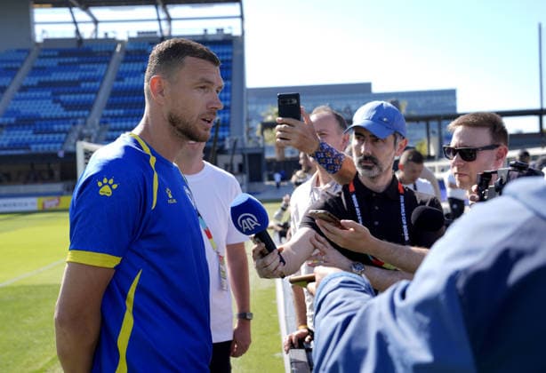 FIFA World Cup, WM, Weltmeisterschaft, Fussball 2026: Media day for Bosnia and Herzegovina in San Jose, California SAN JOSE, CALIFORNIA - JUNE 30: Edin Dzeko of team Bosnia Herzegovina speaks to press at PayPal Park in San Jose on June 30, 2026 before training session ahead of the 2026 FIFA World Cup Round 32 match between USA vs Bosnia and Herzegovina at the San Francisco Stadium (Levi s Stadium) in Santa Clara, California, United States. Tayfun Coskun Anadolu California United States. Editorial use only. Please get in touch for any other usage.  Copyright: x2026xAnadoluxTayfunxCoskunx