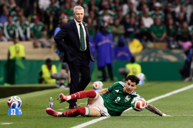 FIFA World Cup, WM, Weltmeisterschaft, Fussball 2026 - Round of 32 - Mexico vs Ecuador Jorge Sanchez of Mexico in action as his head coach Javier Aguirre (L) looks on during the FIFA World Cup 2026 Round of 32 match Mexico against Ecuador in Mexico City, Mexico, 30 June 2026. Mexico City Mexico  Copyright: xJOSExMENDEZx