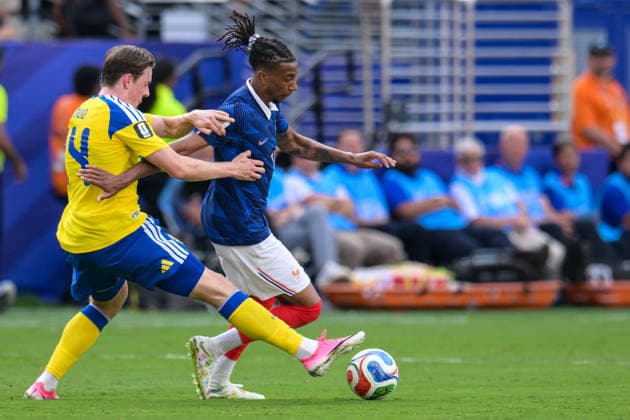 Fußball, WM 2026, 20260630, Frankreich - Schweden. Im Bild v.l. Elliot STROUD (Schweden, 24), Michael OLISE (Frankreich, 11). East Rutherford New-York-New-Jersey-Stadion New Jersey Vereinigte Staaten von Amerika *** Soccer, 2026 World Cup, 20260630, France vs. Sweden. Pictured, from left: Elliot STROUD (Sweden, 24), Michael OLISE (France, 11). East Rutherford, New York, New Jersey Stadium, New Jersey, United States of America Copyright: Passion2Press MarkusxFischerx