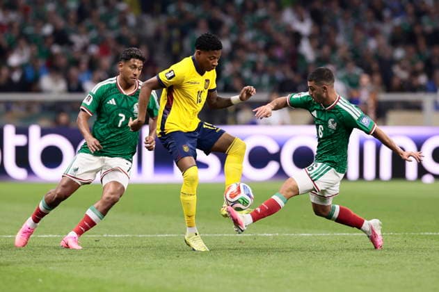 FIFA World Cup, WM, Weltmeisterschaft, Fussball 2026 - Round of 32 - Mexico vs Ecuador Luis Romo (L) and Erik Lira (R) of Mexico in action against Gonzalo Plata (C) of Ecuador during the FIFA World Cup 2026 Round of 32 match Mexico against Ecuador in Mexico City, Mexico, 30 June 2026. Mexico City Mexico  Copyright: xJOSExMENDEZx