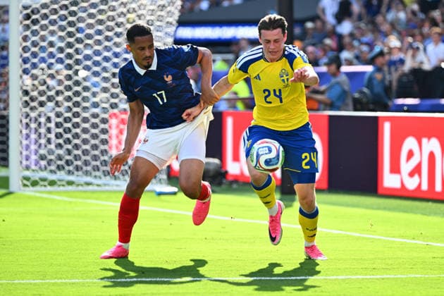 June 30, 2026, East Rutherford, New Jersey, United States of America: East Rutherford, United States of America. 30 Jun, 2026. France defender WILLIAM SALIBA (17) and Sweden defender ELLIOT STROUD (24) in action during a World Cup 2026 Round of 32 match. France defeated Sweden 3 to 0. Credit: , Jr. Zuma Press World Cup 2026 Round Of 32: France 3:0 Sweden  - ZUMAa301 20260630_aaf_a301_077 Copyright: xBrooksxVonxArxx
