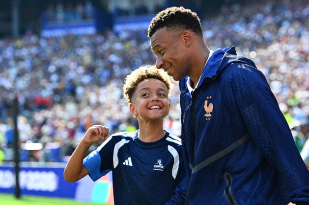 June 30, 2026, East Rutherford, New Jersey, United States of America: East Rutherford, United States of America. 30 Jun, 2026. France forward KYLIAN MBAPPE (10) and a player mascot are seen prior to a World Cup 2026 Round of 32 match. France defeated Sweden 3 to 0. Credit: , Jr. Zuma Press World Cup 2026 Round Of 32: France 3:0 Sweden  - ZUMAa301 20260630_aaf_a301_078 Copyright: xBrooksxVonxArxx