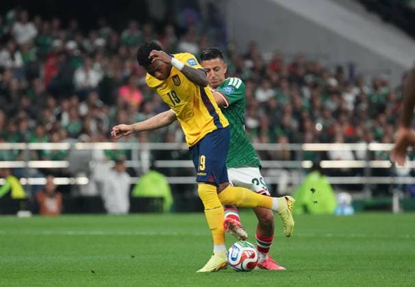 Mexico v Ecuador - FIFA World Cup, WM, Weltmeisterschaft, Fussball 2026 - Round of 32 MEXICO CITY, MEXICO - JUNE 30: Gonzalo Plata (19) of Ecuador in action against Roberto Alvarado (25) of Mexico during the 2026 FIFA World Cup Round of 32 match between Mexico and Ecuador at Mexico Stadium (Estadio Azteca) in Mexico City, Mexico on June 30, 2026. Juancho Torres Anadolu Mexico City Mexico. Editorial use only. Please get in touch for any other usage.  Copyright: x2026xAnadoluxJuanchoxTorresx