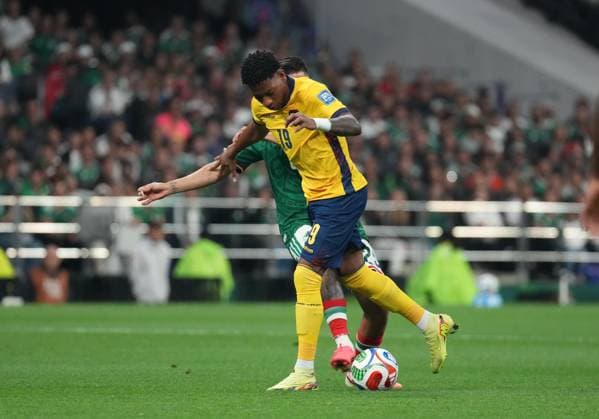 Mexico v Ecuador - FIFA World Cup, WM, Weltmeisterschaft, Fussball 2026 - Round of 32 MEXICO CITY, MEXICO - JUNE 30: Gonzalo Plata (19) of Ecuador in action against Roberto Alvarado (25) of Mexico during the 2026 FIFA World Cup Round of 32 match between Mexico and Ecuador at Mexico Stadium (Estadio Azteca) in Mexico City, Mexico on June 30, 2026. Juancho Torres Anadolu Mexico City Mexico. Editorial use only. Please get in touch for any other usage.  Copyright: x2026xAnadoluxJuanchoxTorresx