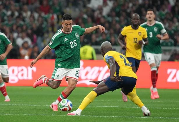 Mexico v Ecuador - FIFA World Cup, WM, Weltmeisterschaft, Fussball 2026 - Round of 32 MEXICO CITY, MEXICO - JUNE 30: Roberto Alvarado (25) of Mexico in action against Felix Torres (2) of Ecuador during the 2026 FIFA World Cup Round of 32 match between Mexico and Ecuador at Mexico Stadium (Estadio Azteca) in Mexico City, Mexico on June 30, 2026. Juancho Torres Anadolu Mexico City Mexico. Editorial use only. Please get in touch for any other usage.  Copyright: x2026xAnadoluxJuanchoxTorresx