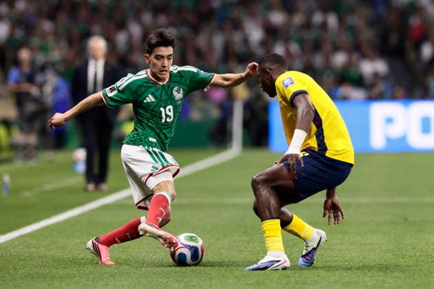 FIFA World Cup, WM, Weltmeisterschaft, Fussball 2026 - Round of 32 - Mexico vs Ecuador Gilberto Mora (L) of Mexico in action against Willian Pacho of Ecuador during the FIFA World Cup 2026 Round of 32 match Mexico against Ecuador in Mexico City, Mexico, 30 June 2026. Mexico City Mexico  Copyright: xJOSExMENDEZx