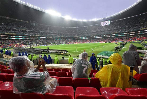 (260701) -- MEXICO CITY, July 1, 2026 -- Fans wait in the rain before the round of 32 match between Mexico and Ecuador at the 2026 FIFA World Cup, WM, Weltmeisterschaft, Fussball at the Mexico City Stadium, Mexico, June 30, 2026. ) (SP)MEXICO-MEXICO CITY-FOOTBALL-FIFA WORLD CUP-ROUND OF 32-MEX VS ECU WuxWei 