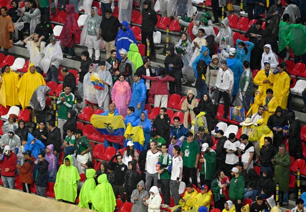 (260701) -- MEXICO CITY, July 1, 2026 -- Fans wait in the rain before the round of 32 match between Mexico and Ecuador at the 2026 FIFA World Cup, WM, Weltmeisterschaft, Fussball at the Mexico City Stadium, Mexico, June 30, 2026. ) (SP)MEXICO-MEXICO CITY-FOOTBALL-FIFA WORLD CUP-ROUND OF 32-MEX VS ECU LixMuzi 