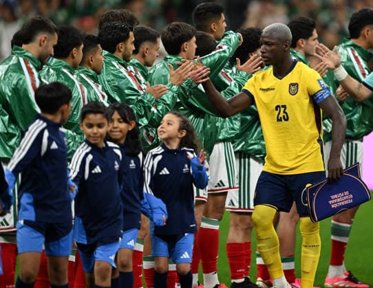 (260701) -- MEXICO CITY, July 1, 2026 -- Moises Caicedo (R) of Ecuador greets the players of Mexico before the round of 32 match between Mexico and Ecuador at the 2026 FIFA World Cup, WM, Weltmeisterschaft, Fussball at the Mexico City Stadium, Mexico, June 30, 2026. ) (SP)MEXICO-MEXICO CITY-FOOTBALL-FIFA WORLD CUP-ROUND OF 32-MEX VS ECU WuxWei 