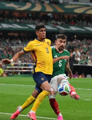 Mexico v Ecuador - FIFA World Cup, WM, Weltmeisterschaft, Fussball 2026 - Round of 32 MEXICO CITY, MEXICO - JUNE 30: Johan Vasquez (5) of Mexico in action against Piero Hincapie (3) of Ecuador during the 2026 FIFA World Cup Round of 32 match between Mexico and Ecuador at Mexico Stadium (Estadio Azteca) in Mexico City, Mexico on June 30, 2026. Juancho Torres Anadolu Mexico Mexico. Editorial use only. Please get in touch for any other usage.  Copyright: x2026xAnadoluxJuanchoxTorresx