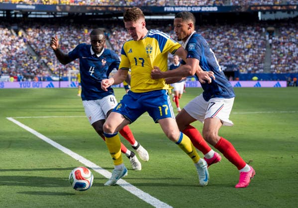 Dreikampf um den Ball (von links nach rechts) (from left to right) Dayot Upamecano (France, 4), Viktor Gyoekeres (Sweden, 17) und William Saliba (France, 17) FIFA World Cup, WM, Weltmeisterschaft, Fussball 2026: Frankreich vs Schweden 30 June 2026, FIFA World Cup 2026: Frankreich vs Schweden (Round of 32) at New York New Jersey Stadium in East Rutherford, New Jersey, USA. *** Three-way battle for the ball from left to right: Dayot Upamecano (France, 4), Viktor Gyoekeres (Sweden, 17), and William Saliba (France, 17). FIFA World Cup 2026: France vs. Sweden, June 30, 2026, 2026 FIFA World Cup: France vs. Sweden, Round of 32 at New York–New Jersey Stadium in East Rutherford, New Jersey, USA Copyright: HMBxMedia xMarcoxBader