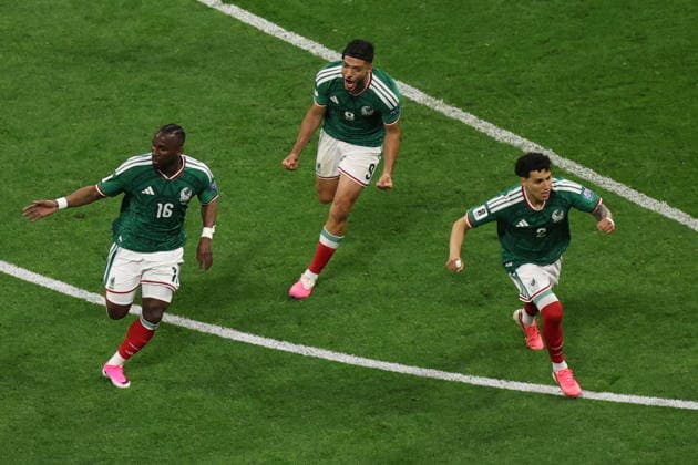 FIFA World Cup, WM, Weltmeisterschaft, Fussball 2026 - Round of 32 - Mexico vs Ecuador Julian Quinones of Mexico (L) celebrates with his teammates after scoring the 1-0 goal during the FIFA World Cup 2026 Round of 32 match Mexico against Ecuador in Mexico City, Mexico, 30 June 2026. Ciudad de Mexico Mexico  Copyright: xISAACxESQUIVELx