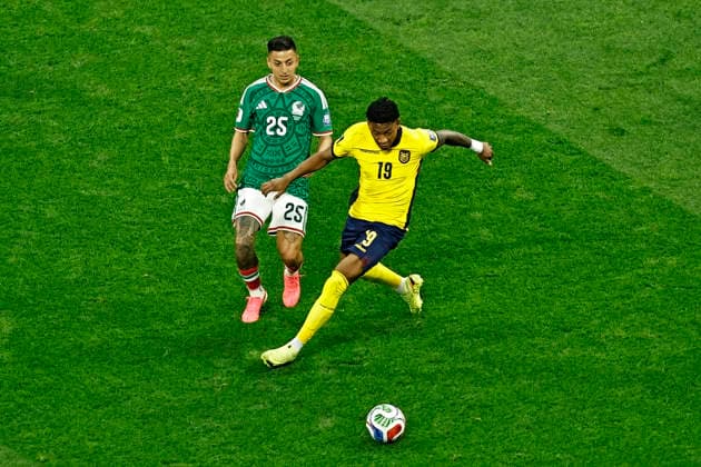June 30, 2026, Mexico City, Mexico City, Mexico: Roberto Alvarado of Mexico battles for possession ball with Gonzalo Plata of Ecuador during the match between Mexico and Ecuador for the round of 32 the FIFA World Cup, WM, Weltmeisterschaft, Fussball 2026, at Mexico City Stadium, in Mexico City, Mexico on June 30. 2026. Photo: DiaEsportivo Mexico City Mexico - ZUMAh208 20260630_zsp_h208_009 Copyright: xHeulerxAndreyx