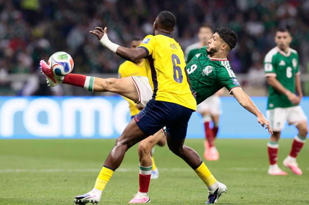 FIFA World Cup, WM, Weltmeisterschaft, Fussball 2026 - Round of 32 - Mexico vs Ecuador Raul Jimenez (R) of Mexico in action against Willian Pacho of Ecuador during the FIFA World Cup 2026 Round of 32 match Mexico against Ecuador in Mexico City, Mexico, 30 June 2026. Mexico City Mexico  Copyright: xJOSExMENDEZx