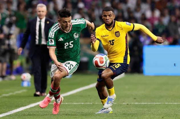 FIFA World Cup, WM, Weltmeisterschaft, Fussball 2026 - Round of 32 - Mexico vs Ecuador Roberto Alvarado (L) of Mexico in action against Pedro Vite of Ecuador during the FIFA World Cup 2026 Round of 32 match Mexico against Ecuador in Mexico City, Mexico, 30 June 2026. Mexico City Mexico  Copyright: xJOSExMENDEZx