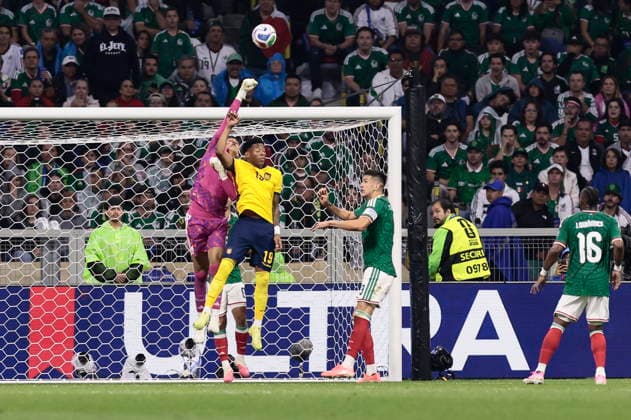 FIFA World Cup, WM, Weltmeisterschaft, Fussball 2026 - Round of 32 - Mexico vs Ecuador Goalkeeper Raul Rangel (L) of Mexico in action against Gonzalo Plata of Ecuador during the FIFA World Cup 2026 Round of 32 match Mexico against Ecuador in Mexico City, Mexico, 30 June 2026. Mexico City Mexico  Copyright: xJOSExMENDEZx