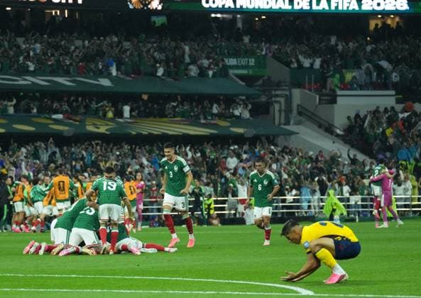 Mexico v Ecuador - FIFA World Cup, WM, Weltmeisterschaft, Fussball 2026 - Round of 32 MEXICO CITY, MEXICO - JUNE 30: Players of Mexico celebrate after a goal during the 2026 FIFA World Cup Round of 32 match between Mexico and Ecuador at Mexico Stadium (Estadio Azteca) in Mexico City, Mexico on June 30, 2026. Juancho Torres Anadolu Mexico City Mexico. Editorial use only. Please get in touch for any other usage.  Copyright: x2026xAnadoluxJuanchoxTorresx