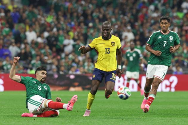 FIFA World Cup, WM, Weltmeisterschaft, Fussball 2026 - Round of 32 - Mexico vs Ecuador Johan Vasquez (L) of Mexico in action against Enner Valencia (C) of Ecuador during the FIFA World Cup 2026 Round of 32 match Mexico against Ecuador in Mexico City, Mexico, 30 June 2026. Mexico City Mexico  Copyright: xALEXxCRUZx