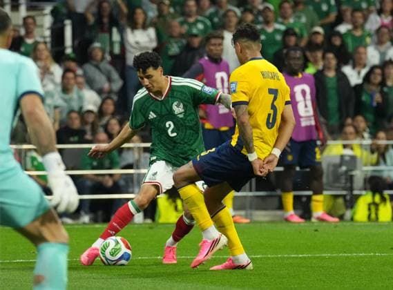 Mexico v Ecuador - FIFA World Cup, WM, Weltmeisterschaft, Fussball 2026 - Round of 32 MEXICO CITY, MEXICO - JUNE 30: Jorge Sanchez (2) of Mexico in action against Piero Hincapie (3) of Ecuador during the 2026 FIFA World Cup Round of 32 match between Mexico and Ecuador at Mexico Stadium (Estadio Azteca) in Mexico City, Mexico on June 30, 2026. Juancho Torres Anadolu Mexico City Mexico. Editorial use only. Please get in touch for any other usage.  Copyright: x2026xAnadoluxJuanchoxTorresx
