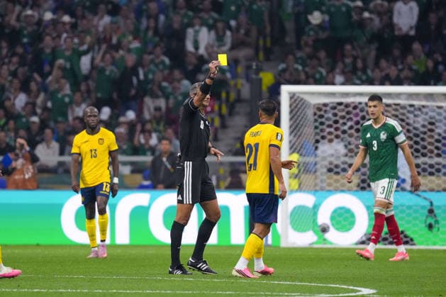 Mexico v Ecuador - FIFA World Cup, WM, Weltmeisterschaft, Fussball 2026 - Round of 32 MEXICO CITY, MEXICO - JUNE 30: Referee Slavko Vincic shows a yellow card to Alan Franco (21) of Ecuador during the 2026 FIFA World Cup Round of 32 match between Mexico and Ecuador at Mexico Stadium (Estadio Azteca) in Mexico City, Mexico on June 30, 2026. Juancho Torres Anadolu Mexico City Mexico. Editorial use only. Please get in touch for any other usage.  Copyright: x2026xAnadoluxJuanchoxTorresx