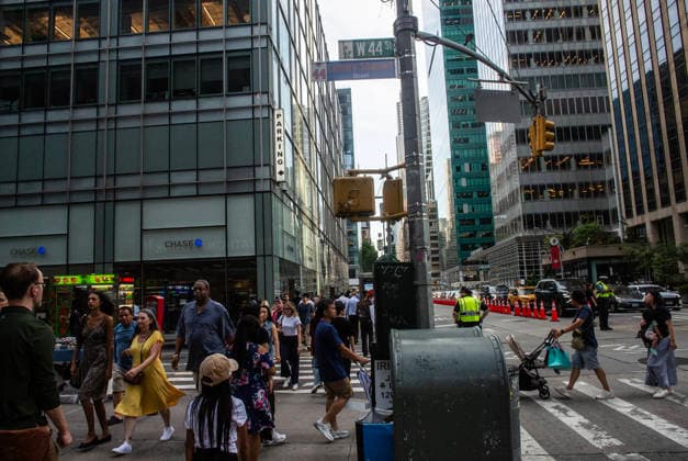 June 30, 2026, New York City, New York, USA: The New York City Department of Transportation hung orange and blue signs with the names and jersey numbers of each New York Knick basketball player at intersections along Sixth and Seventh Avenues in New York City. Knicks player Landry Shamet honored at the intersection of West 44th street and Sixth Avenue. New York City USA - ZUMAt442 20260630_znp_t442_012 Copyright: xBillyxTompkinsx