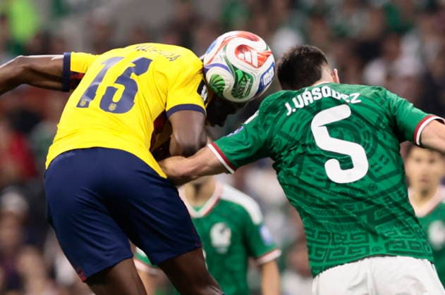 FIFA World Cup, WM, Weltmeisterschaft, Fussball 2026 - Round of 32 - Mexico vs Ecuador Johan Vasquez (R) of Mexico in action against Enner Valencia of Ecuador during the FIFA World Cup 2026 Round of 32 match Mexico against Ecuador in Mexico City, Mexico, 30 June 2026. Mexico City Mexico  Copyright: xJOSExMENDEZx