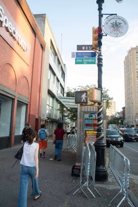 June 30, 2026, New York City, New York, USA: The New York City Department of Transportation hung orange and blue signs with the names and jersey numbers of each New York Knick basketball player at intersections along Sixth and Seventh Avenues in New York City. Knicks player OG Anunoby honored at the intersection of West 8th street and Sixth Avenue. New York City USA - ZUMAt442 20260630_znp_t442_019 Copyright: xBillyxTompkinsx