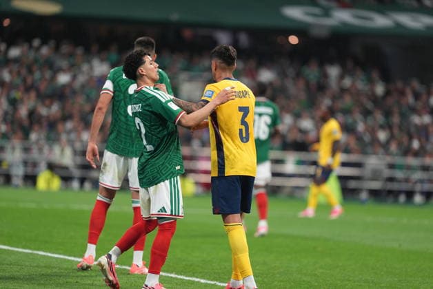 Mexico v Ecuador - FIFA World Cup, WM, Weltmeisterschaft, Fussball 2026 - Round of 32 MEXICO CITY, MEXICO - JUNE 30: Piero Hincapie (3) of Ecuador in action during the 2026 FIFA World Cup Round of 32 match between Mexico and Ecuador at Mexico Stadium (Estadio Azteca) in Mexico City, Mexico on June 30, 2026. Juancho Torres Anadolu Mexico City Mexico. Editorial use only. Please get in touch for any other usage.  Copyright: x2026xAnadoluxJuanchoxTorresx