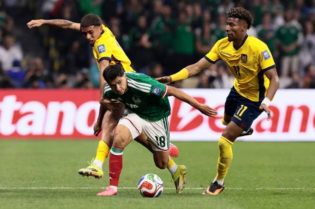 FIFA World Cup, WM, Weltmeisterschaft, Fussball 2026 - Round of 32 - Mexico vs Ecuador Obed Vargas (C) of Mexico in action against Kevin Rodriguez (R) of Ecuador during the FIFA World Cup 2026 Round of 32 match Mexico against Ecuador in Mexico City, Mexico, 30 June 2026. Mexico City Mexico  Copyright: xJOSExMENDEZx