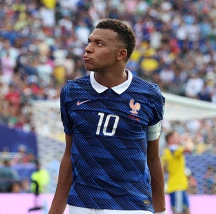 June 30, 2026, East Rutherford, New Jersey, USA: France forward Kylian Mbappe (10) encourages the crowd to make some noise during the June 30th FIFA World Cup, WM, Weltmeisterschaft, Fussball 2026 matchup between France and Sweden at MetLife Stadium in East Rutherford, New Jersey. FIFA World Cup 2026: France : Sweden  - ZUMAs325 20260630_zsp_s325_130 Copyright: xJessxStilesx