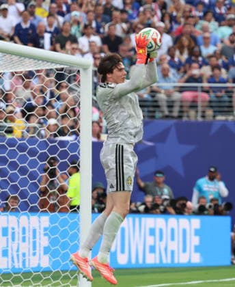 June 30, 2026, East Rutherford, New Jersey, USA: Sweden goalkeeper Jacob Widell Zetterstrom (1) makes a save during the June 30th FIFA World Cup, WM, Weltmeisterschaft, Fussball 2026 matchup between France and Sweden at MetLife Stadium in East Rutherford, New Jersey. FIFA World Cup 2026: France : Sweden  - ZUMAs325 20260630_zsp_s325_138 Copyright: xJessxStilesx